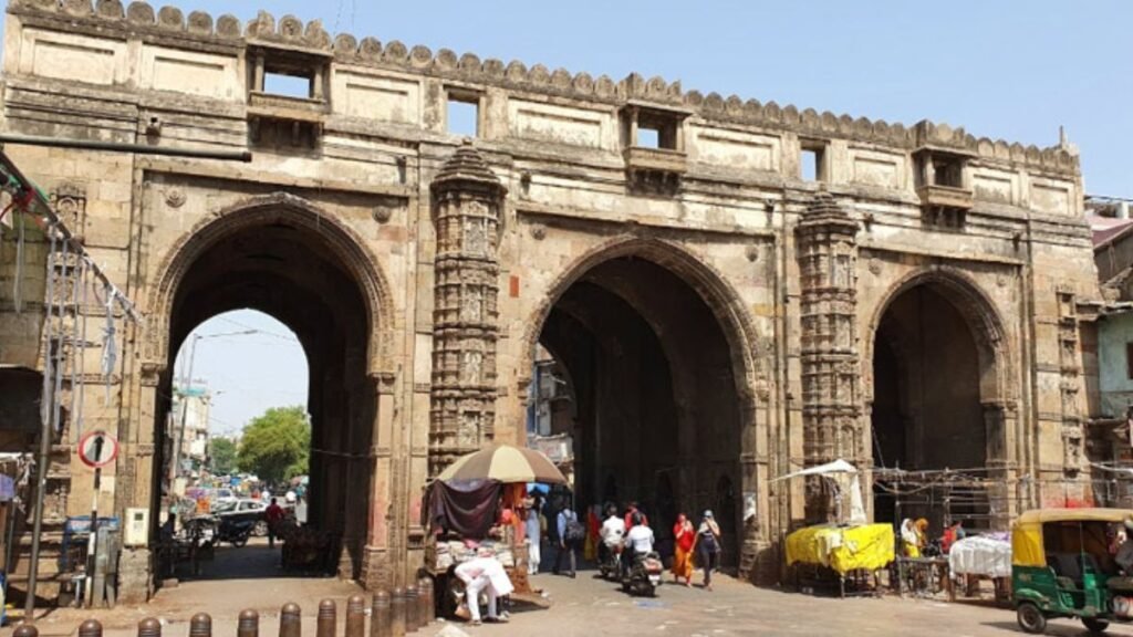 Teen Darwaza 